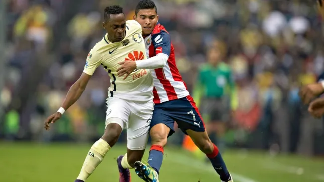 Renato Ibarra y Orbelín Pineda pelean un balón