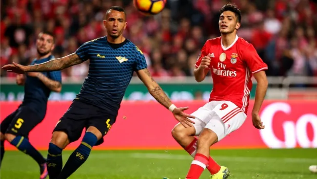 Jiménez disputa el partido del Benfica contra el Moreirense 