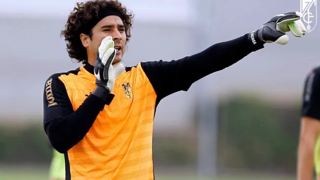 Memo Ochoa da indicaciones en un entrenamiento del Granada 
