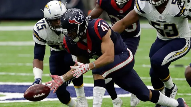 Jugador de Texans intenta recuperar el balón