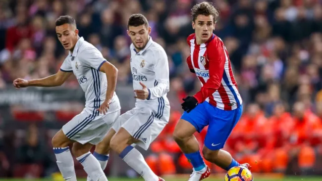 Griezmann persigue el balón junto a Lucas Vázquez y Kovacic