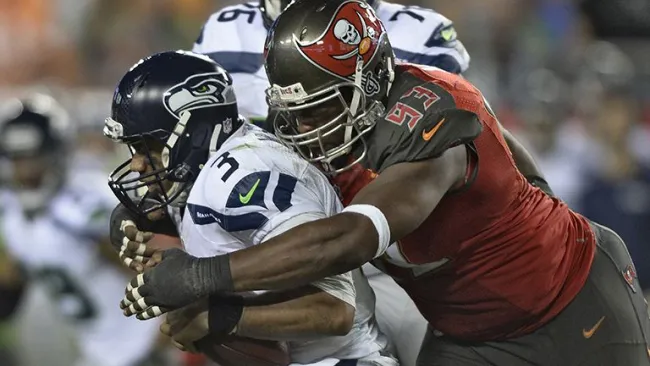 Gerald McCoy captura al quarterback Russell Wilson
