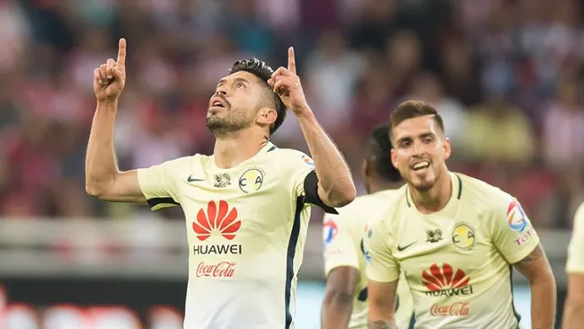 oribe Peralta agradece tras anotar el único tanto contra Chivas