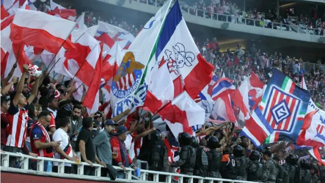 La porra de Chivas durante el Clásico