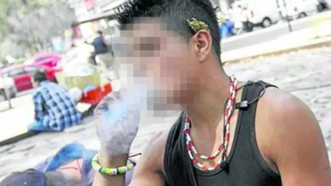 Joven consumiendo drogas