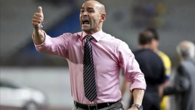Paco Jémez da indicaciones en un partido del Rayo Vallecano 