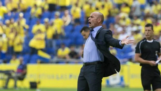 Paco Jémez durante un partido al frente del Granada