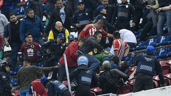 Aficionados y policías se enfrentaron durante la Ida de los Cuartos de Final 