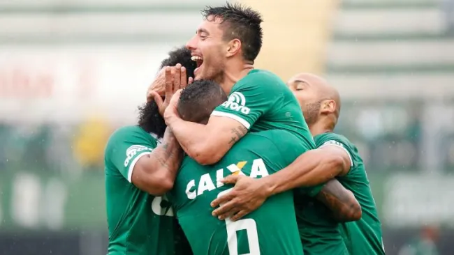 Chapecoense celebra una anotación durante un partido