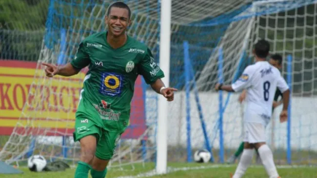 Thiaguinho celebra una anotación con el Chapecoense 
