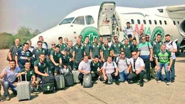 Club Chapecoense tomándose foto afuera de su avión 