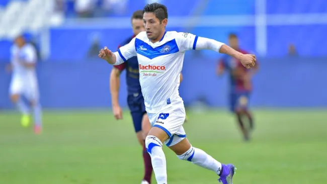 Reyna conduce el balón en un partido contra Atlante