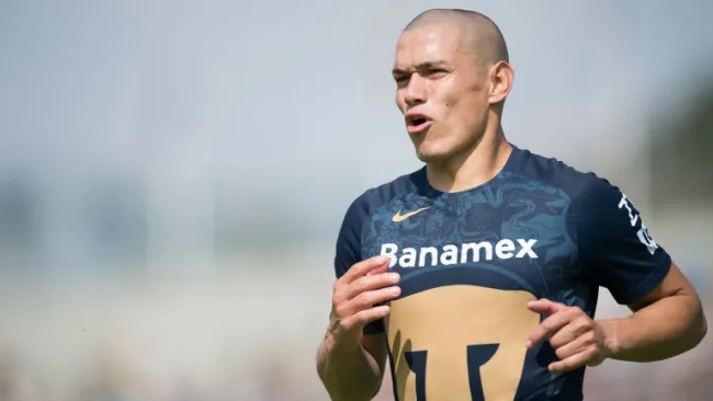 Darío Verón en un partido de Pumas