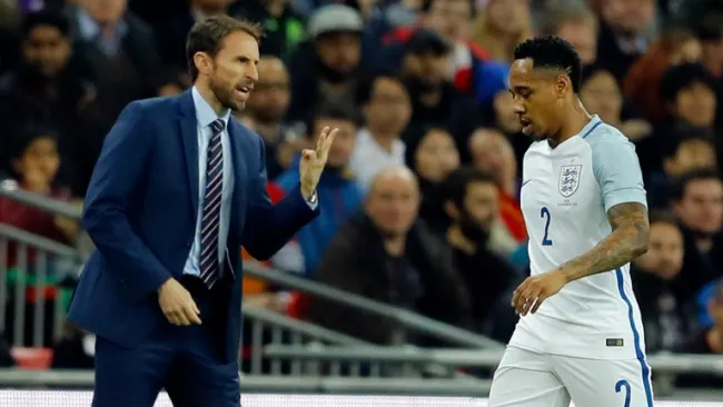 Southgate gesticula con Nathaniel Clyne, en partido amistoso de Inglaterra