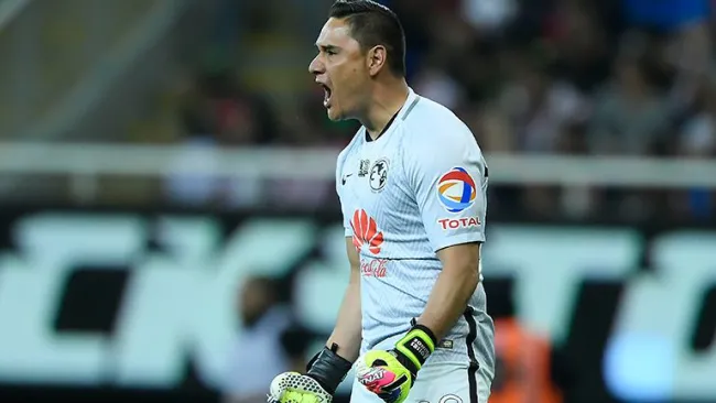 Moisés Muñoz festeja en un partido del América