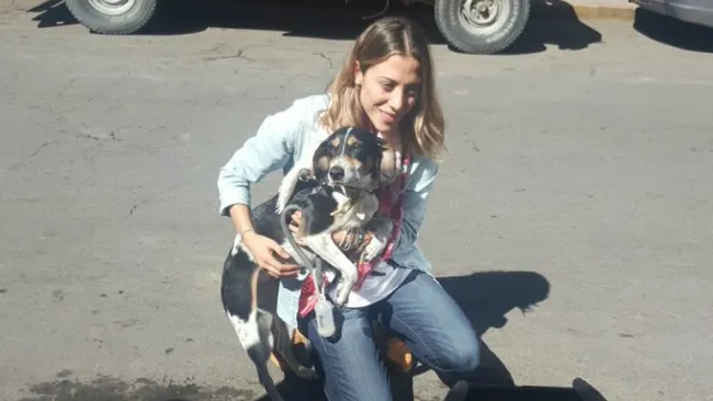 Pamela sostiene a Mika luego de que regresara a su lado