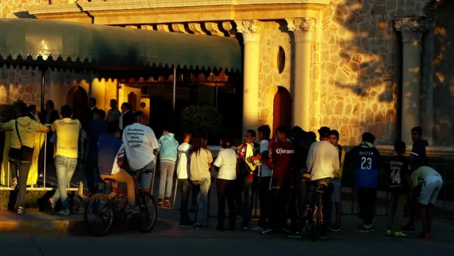 Aficionados del América esperan al equipo