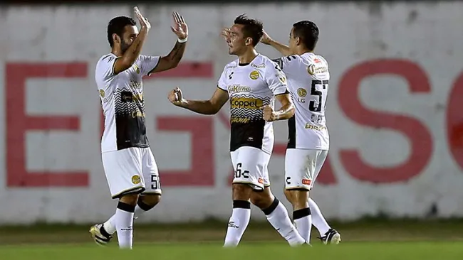 Los jugadores de Dorados festejan uno de sus goles contra Dorados 