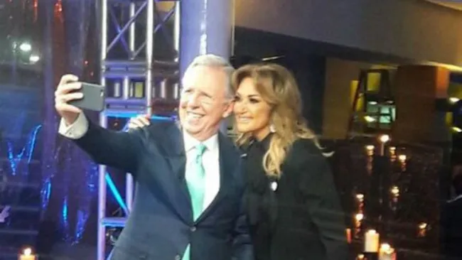 Joaquín López-Dóriga y Adela Micha posan juntos para un selfie