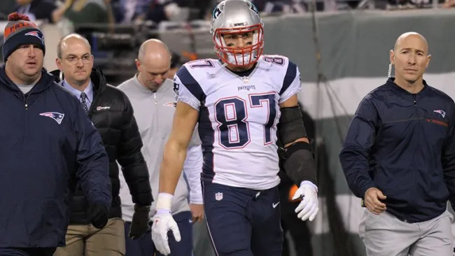Gronkowski sale lesionado a los vestidores