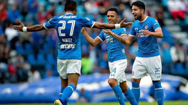 Jorge Benítez festeja gol con Cruz Azul 