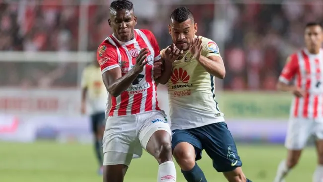 Miguel Samudio pelea por el balón en juego contra Necaxa 