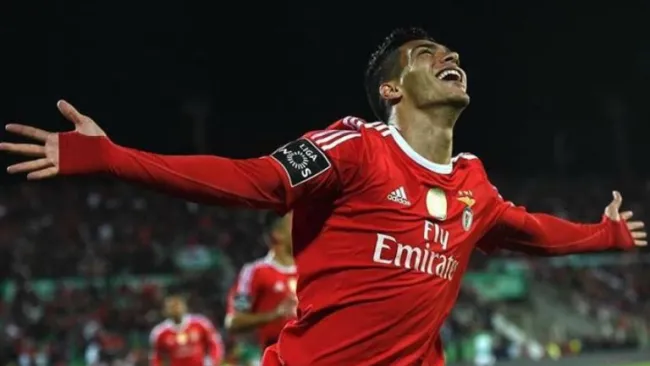 Raúl Jiménez, celebra un gol con el Benfica