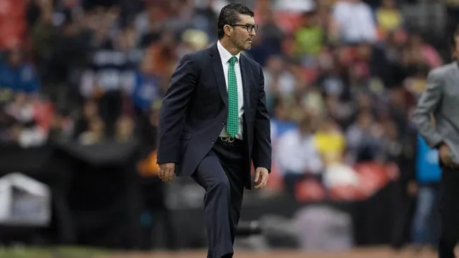 José Manuel de la Torre, dirigiendo un partido del Santos