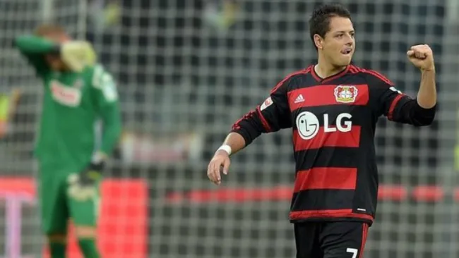 Javier Hernández celebra un gol con el Leverkusen