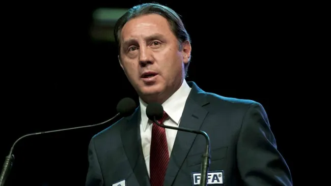 Alex Aguinaga da unas palabras durante la ceremonia del Salón de la Fama