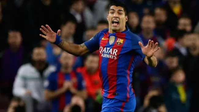Luis Suárez reclama durante el Clásico español
