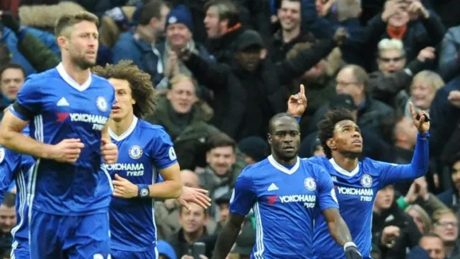 Willian celebra tras anotar en el partido contra el Manchester City
