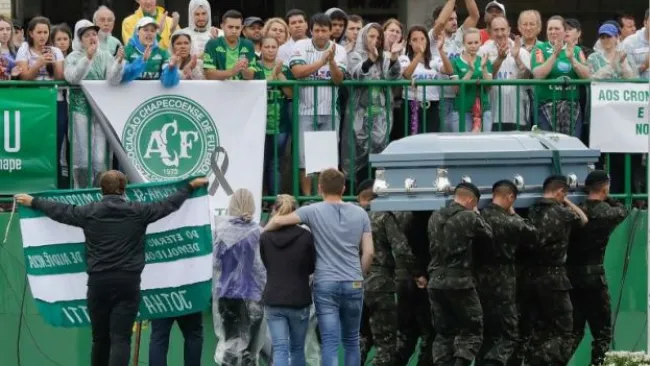 Seguidores del Chapecoense se despiden de una de las víctimas del accidente aéreo