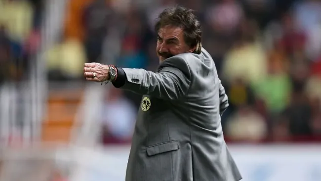La Volpe durante un partido con las Águilas