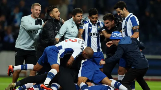 Jugadores del Porto celebran el gol de Rui Pedro contra el Braga