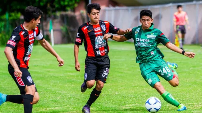 Jugadores de Pachuca Sub 17 durante un partido