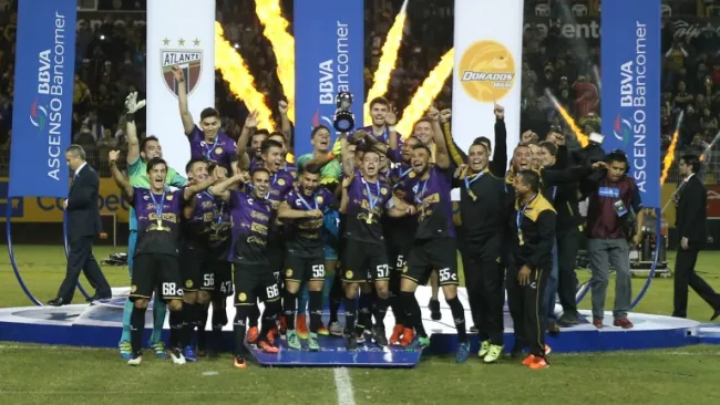 Jugadores de Dorados festejan con el trofeo