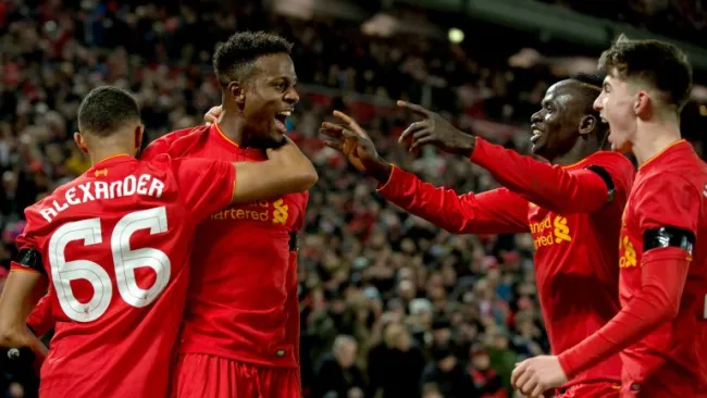 Los jugadores del Liverpool celebran un gol