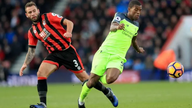 Georginio Wijnaldum y Steve Cook en busca del balón 