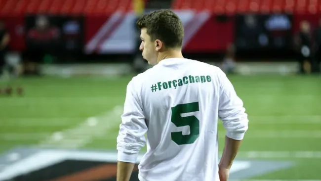 Cairo Santos usa una playera para recordar al Chapecoense