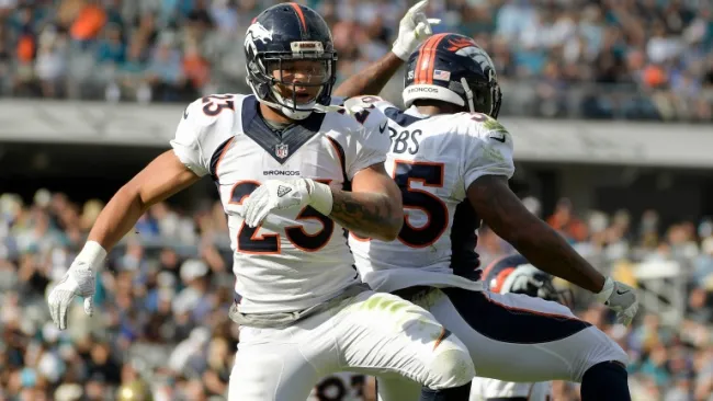 Devonta Booker celebra un TD con su compañero