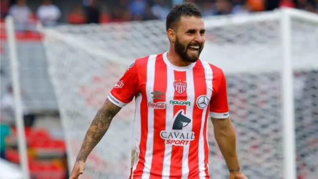 Luis Felipe Gallegos celebra un gol con Necaxa