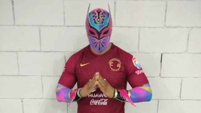 Sin Cara posa con la camiseta del América
