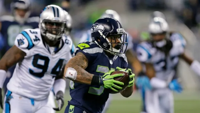 Thomas Rawls se escapa con el ovoide