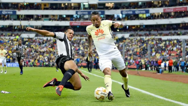 Arroyo evita la barrida de un jugador de Necaxa para seguir con el balón