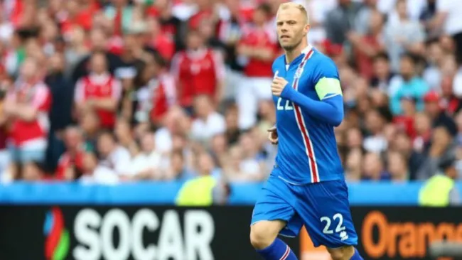 Gudjohnsen disputa un partido con la selección de Islandia 