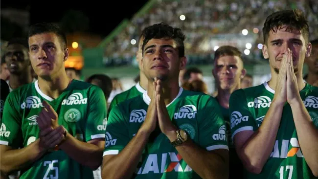 Jugadores del Chapecoense durante una ceremonia a las víctimas de la tragedia