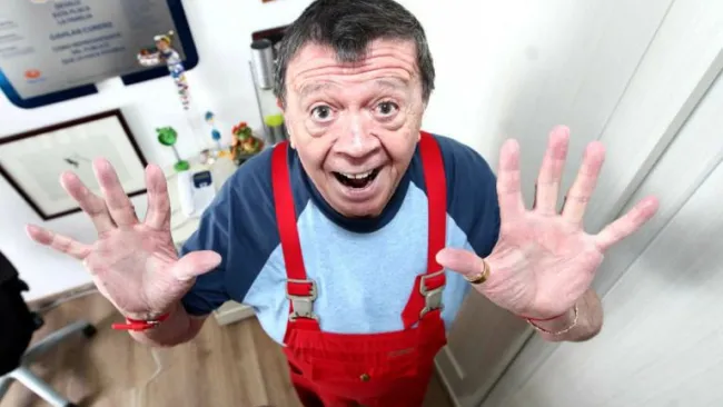 Chabelo posando para la cámara