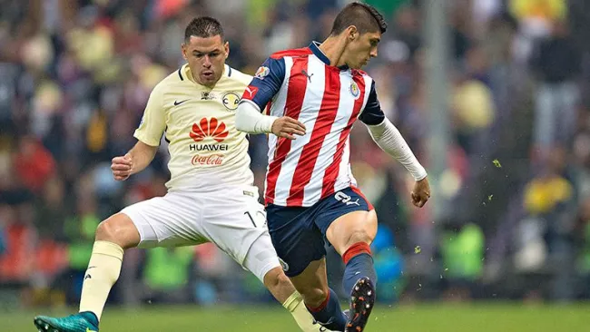 Alan Pulido cubre el balón en los Cuartos de Final
