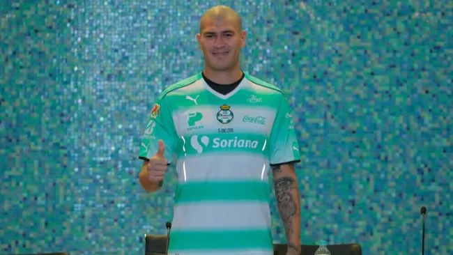 'Chatón' Enríquez posa con la playera de Santos durante su presentación